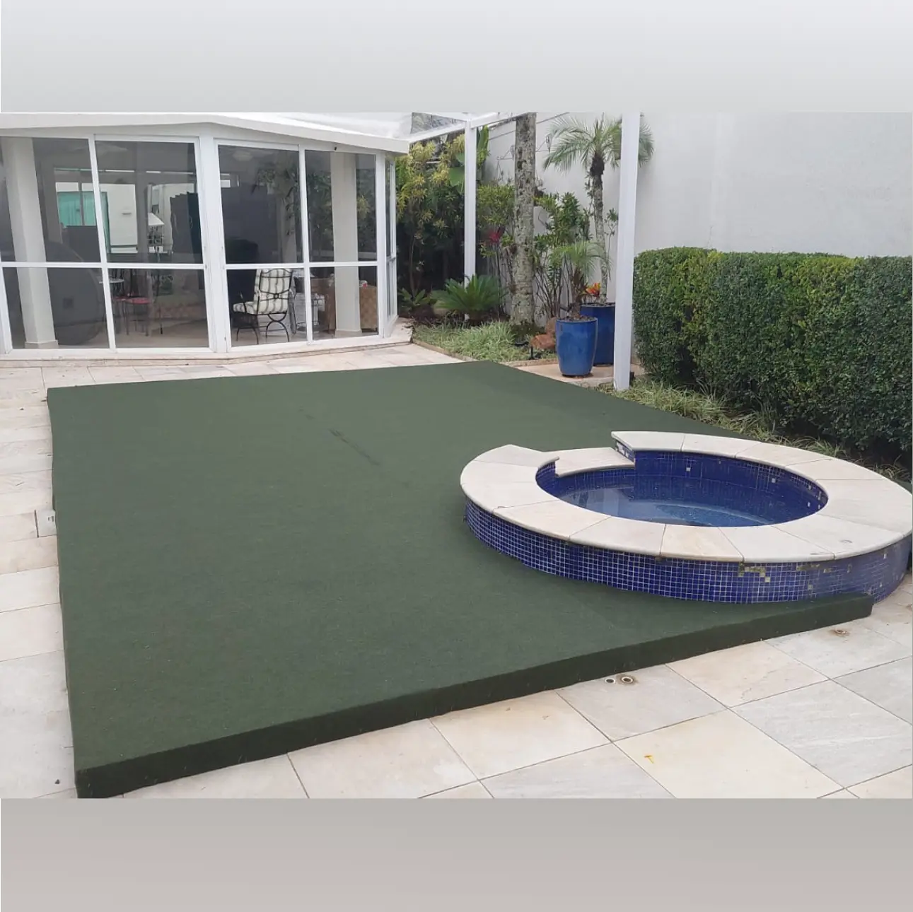 Tablado sobre piscina