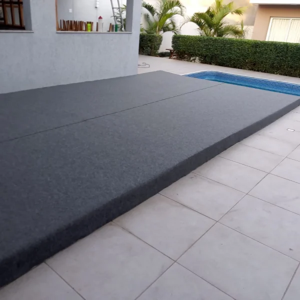 Tablado sobre piscina de fibra