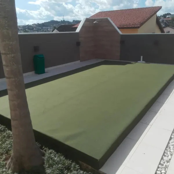 Tablado sobre piscina carpete verde