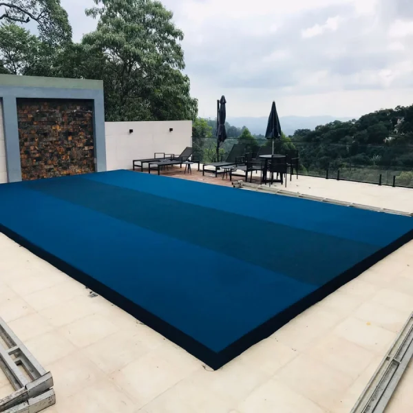 tablado sobre piscina com carpete azul