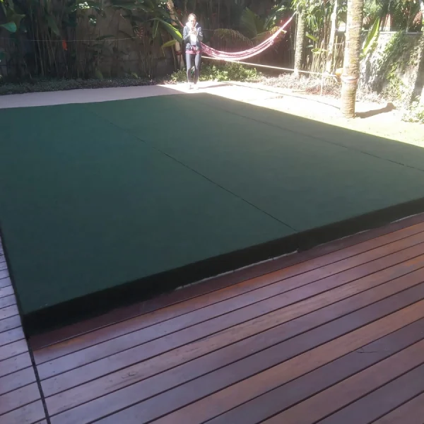 Tablado sobre piscina