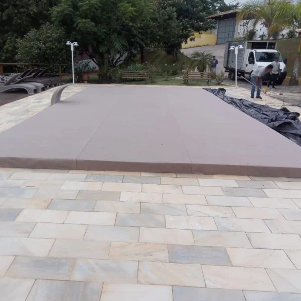 Piscina coberta com tablado