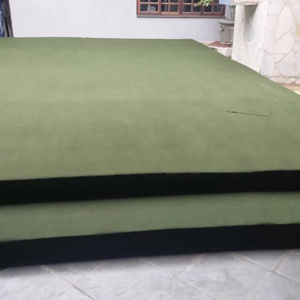 Tablado sobre piscina com degrau