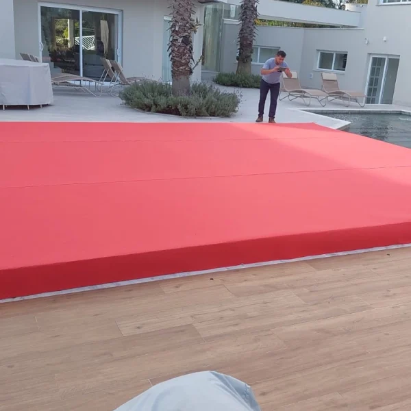 Tablado com carpete vermelho
